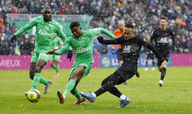  巴黎圣日耳曼客场逆转击败里昂，积分榜领跑优势扩大  