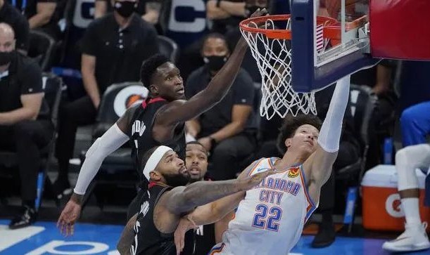  勇士险胜雷霆终结连败颓势  