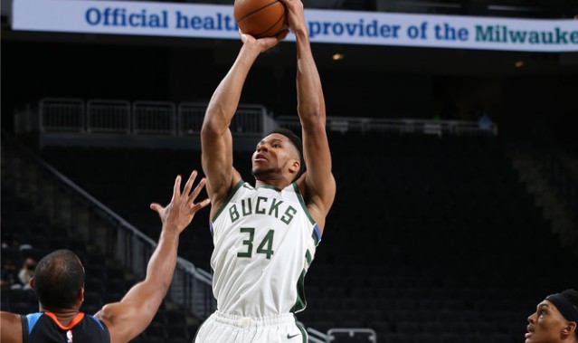  字母哥空砍准三双雄鹿连败  